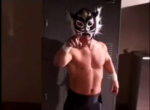 Лилипут трахает рефери девушку на ринге